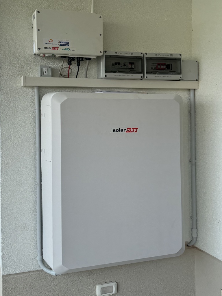 Sistema di accumulo Solaredge da 10 kW installato sul muro di una abitazione
